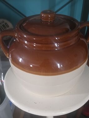 Beautiful 4.5 Quart Bean Pot With 2 Crocks With Lids